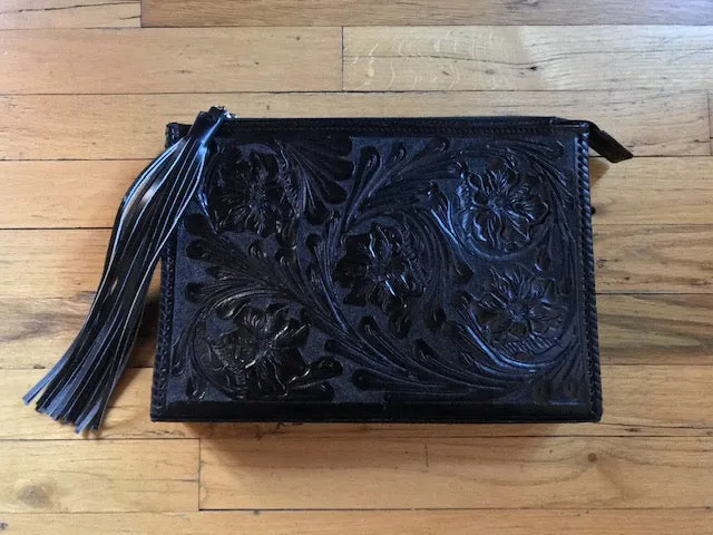 Que Chula Collection Envelope Clutch | Black