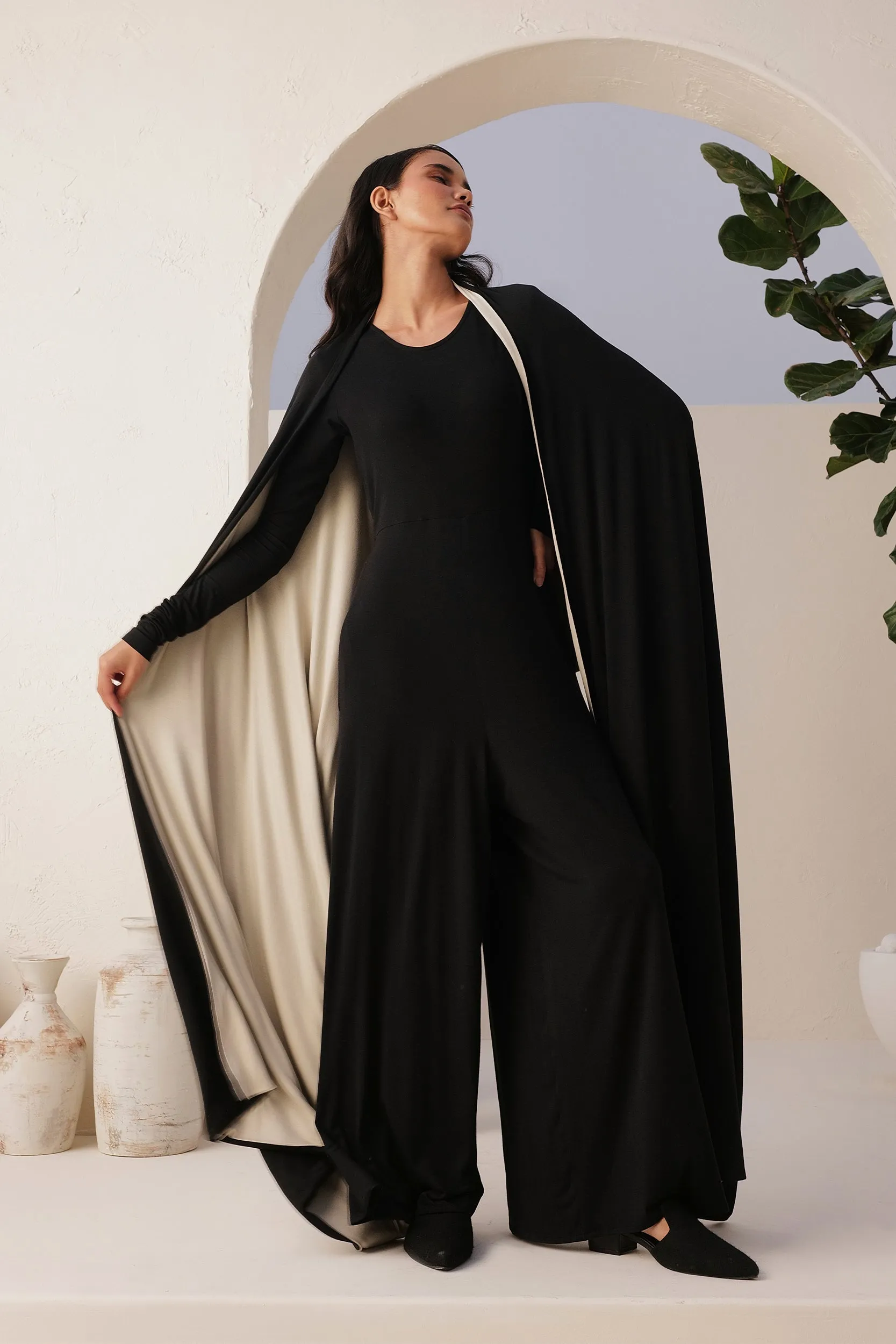 Sand Skin Reversible Shawl (Black & Natural)