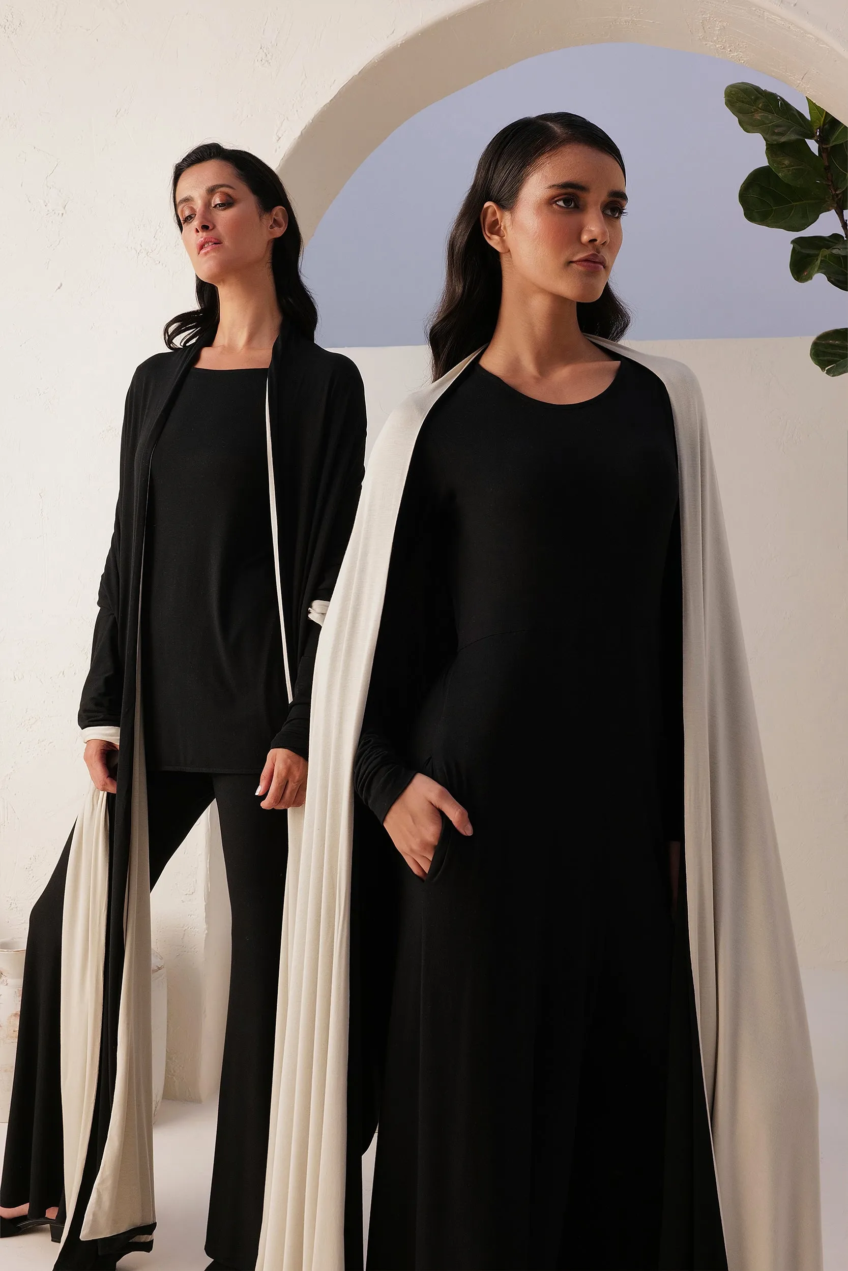 Sand Skin Reversible Shawl (Black & Natural)