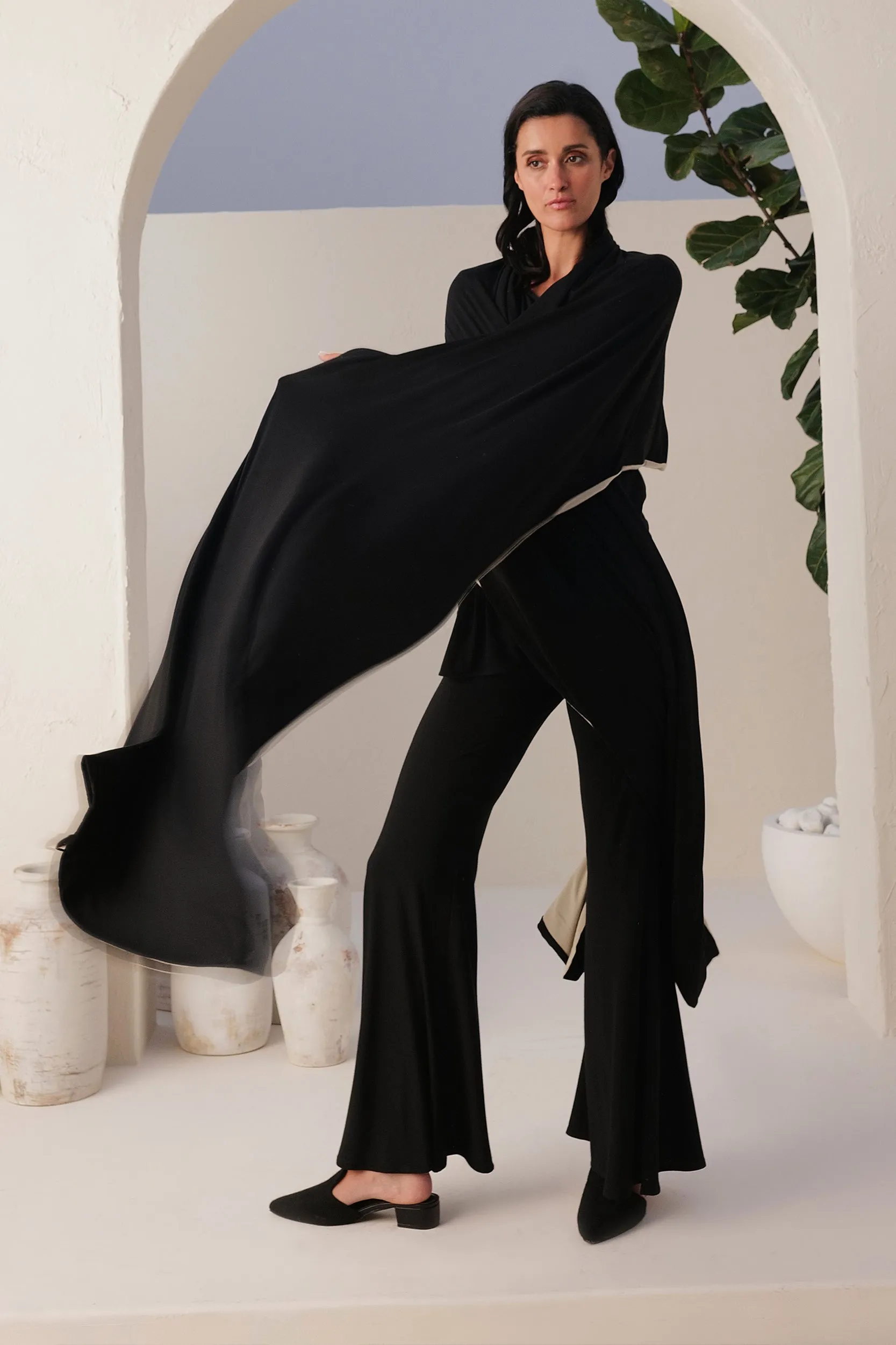 Sand Skin Reversible Shawl (Black & Natural)